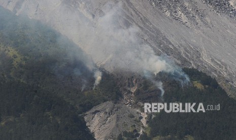 Asap mengepul dari hutan yang terbakar di lereng Gunung Merapi, terlihat dari wilayah Jrakah, Selo, Boyolali, Jawa Tengah, Jumat (1/6).