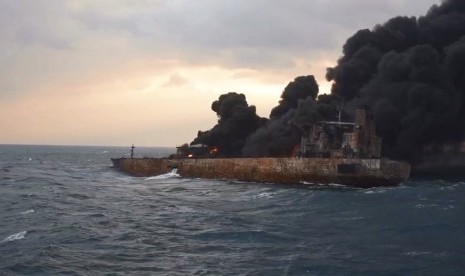 Asap mengepul dari kapal tanker Sanchi yang terbakar di Laut Cina Timur, 11 Januari 2018.