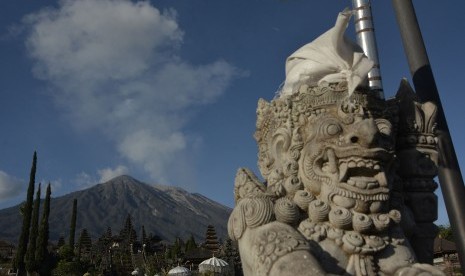 Asap mengepul dari kawah Gunung Agung terlihat dari kawasan Besakih, Karangasem, Bali, Senin (2/7).