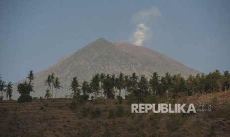 Asap mengepul dari kawah Gunung Agung terlihat dari Desa Amed, Karangasem, Bali (ilustrasi)