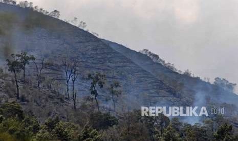 Asap mengepul dari kebakaran hutan gunung Sumbing di Kledung, Temanggung, Jawa Tengah, Senin (17/9).