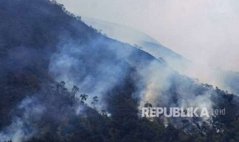 Asap mengepul dari kebakaran hutan gunung Sumbing di Kledung, Temanggung, Jawa Tengah, Senin (17/9). 