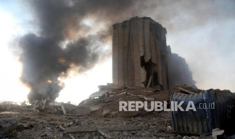 Asap mengepul dari lokasi ledakan di pelabuhan Beirut, Lebanon, Selasa (4/8/2020). 