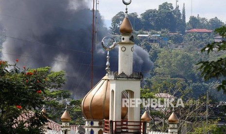 Asap mengepul dari lokasi pertempuran di dekat masjid di Marawi City, Filipina Selatan.