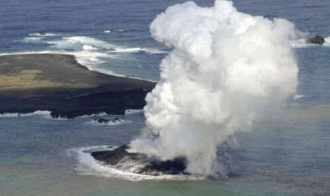 Asap mengepul dari pulau baru di lepas pantai Nishinoshima, Kepulauan Bonin, Jepang.