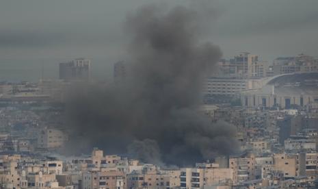 Asap mengepul dari serangan udara Israel di Dahiyeh, pinggiran selatan Beirut, Lebanon, Rabu, 16 Oktober 2024. 