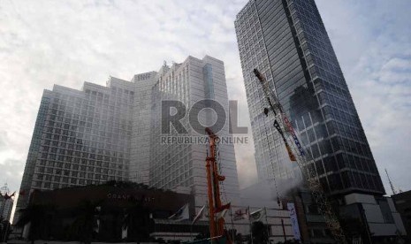 Asap mengepul diantara gedung saat terjadi kebakaran di Grand Hyatt, Jakarta, Sabtu (21/2). 