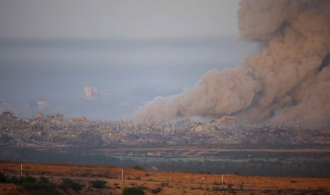 Asap mengepul menyusul serangan Israel di bagian utara Jalur Gaza, terlihat dari Sderot, Israel selatan.