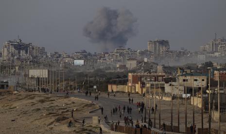 Asap mengepul menyusul serangan udara Israel di Jalur Gaza tengah, Sabtu, 18 Mei 2024.