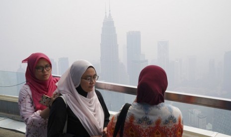 Asap menyelimuti Kuala Lumpur Tower di Kuala Lumpur (Ilustrasi)