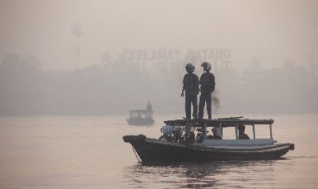 Asap pekat tampak di atas Sungai Mentaya, Sampit, Kalteng.