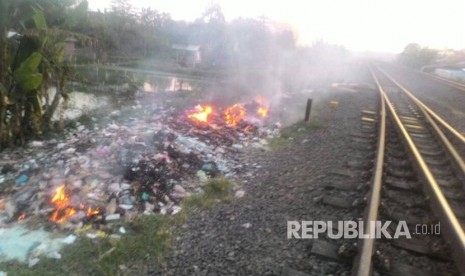 Asap pembakaran sampah menyelimuti rel KA di Cangkring, Kota Cirebon. Pusat Daur Ulang (PDU) di Kota Cirebon segera beroperasi tahun ini. Keberadaan fasilitas itu cukup membantu dalam mengatasi persoalan sampah di Kota Cirebon.