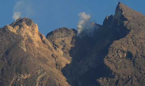 Asap putih keluar dari puncak Gunung Merapi terlihat dari kawasan Balerante, Kemalang, Klaten, Jawa Tengah, Senin (7/1/2019). 