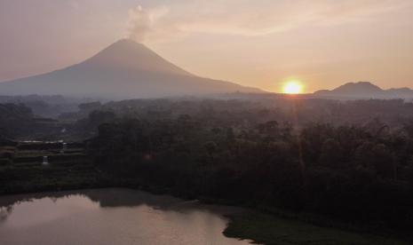 Asap solfatara keluar dari kawah Gunung Merapi terlihat dari Kaliurang, Srumbung, Magelang, Jawa Tengah, Sabtu (16/4/2022). Menurut data BPPTKG Yogyakarta periode pengamatan 16 Februari 2022 pukul 00.00-06.00 WIB telah terjadi 31 guguran dengan potensi bahaya berupa guguran lava pijar dan awan panas Gunung Merapi pada sektor selatan-barat daya meliputi Sungai Boyong sejauh maksimal lima km, Sungai Bedog, Krasak, Bebeng sejauh maksimal tujuh km serta sektor tenggara meliputi Sungai Woro sejauh maksimal tiga km dan Sungai Gendol lima km. 