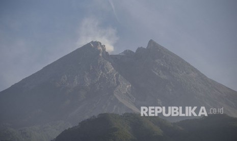 Asap solfatara muncul dari kawah Gunung Merapi terlihat dari Cangkringan, Sleman, DI Yogyakarta, Ahad (3/6). 