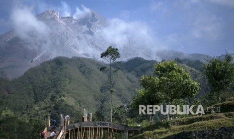 Asap sulfatara keluar dari puncak Gunung Merapi di Cangkringan, Sleman, DI Yogyakarta, Kamis (31/10/2019).