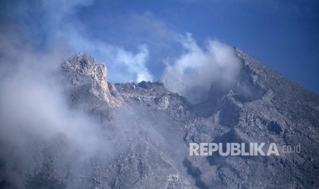 Asap sulfatara keluar dari puncak Gunung Merapi di Cangkringan, Sleman, DI Yogyakarta, Kamis (31/10/2019). 