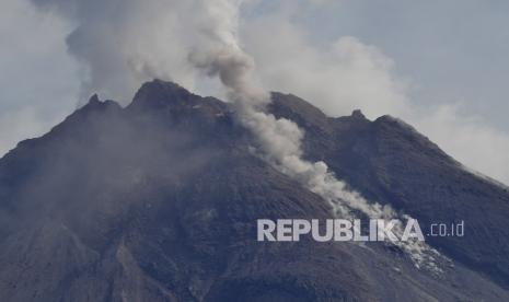 Asap sulfatara mengepul disertai guguran material vulkanik dari puncak gunung Merapi di foto dari Desa kaliurang, Srumbung, Magelang, Jawa Tengah, Rabu (20/1/2021). Pihak Balai Penyelidikan dan Pengembangan Teknologi Kebencanaan Geologi (BPPTKG), melalui situs resminya menyatakan Gunung Merapi sudah mengalami erupsi sejak 4 Januari 2021 berupa erupsi efusif yaitu guguran lava pijar dan awan panas sejauh maksimal 1.800 meter.