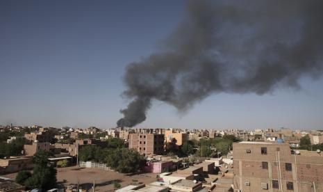 Asap terlihat di Khartoum, Sudan, Rabu, 19 April 2023. Konflik di Sudan mengancam pasokan gum arabic, yang merupakan bahan utama untuk membuat minuman soda, permen, dan kosmetik. 