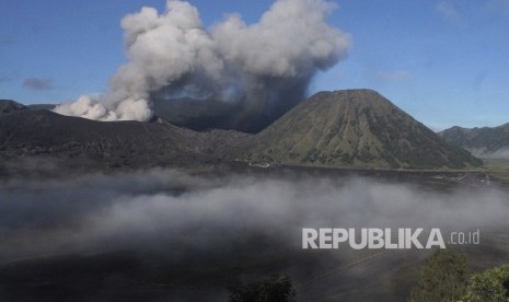 Asap vulkanis terlihat keluar dari mulut kawah Gunung Bromo, Probolinggo, Jawa Timur, Rabu (17/4/2019). 