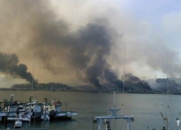 Asap hitam membumbung dari Pulau Yeonpyeong milik Korsel yang diserang artileri Korut 