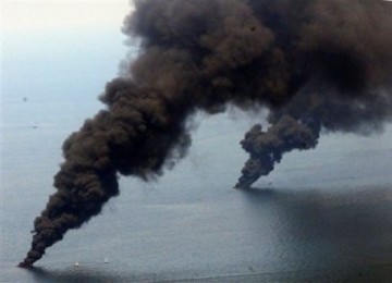 Asap keluar dari laut, di lokasi luapan minyak Teluk Meksiko, lepas pantai Louisiana, AS