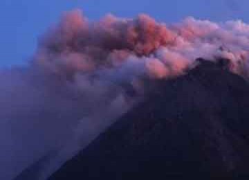 Asap solfatara disertai guguran material Gunung Merapi