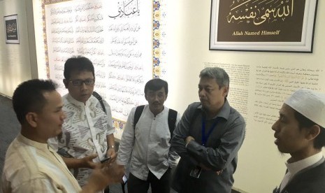 Asda II Setda Jabar Denny Juanda (kedua dr kanan) dan Kadis Kimrum Jabar Bambang ........ (kedua dari kiri) saat meninjau Museum Asmaul Husna di Madinah, Ahad (5/6). Foto: Sandy Ferdiana