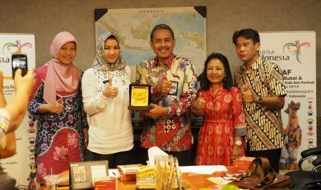 Asdep Pengembangan Komunikasi Pemasaran Pariwisata Nusantara Kemenpar Putu Nguray (tengah) memimpin jumpa pers peluncuran Erau Adat Kutai dan 4th International Folk Arts Festival di Gedung Sapta Pesona, Jumat (12/8) kemarin