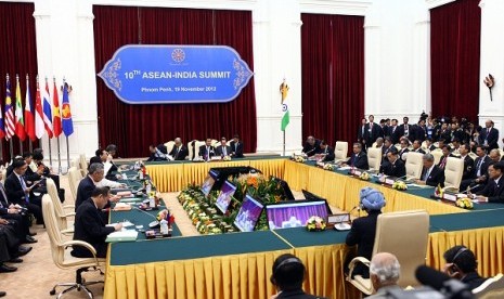 ASEAN-India summit is attended by ASEAN leaders and Indian Prime Minister Manmohan Singh in Phnom Penh, Cambodia. (file photo)  