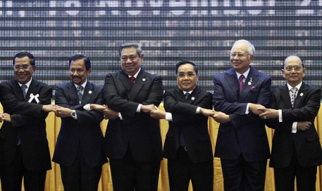 ASEAN leaders (the picture shows only six of them) hold hands during the opening ceremony of the 21st ASEAN and East Asia summits in Phnom Penh on Sunday.   