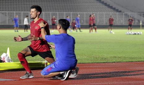 Asep Azis (kanan) saat bertugassi timnas.