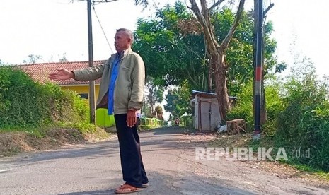 Asep Odik tengah menunjukan lokasi kejadian pria yang membawa senjata api  pistol dan cekcok dengan Hamdan, Ahad kemarin.