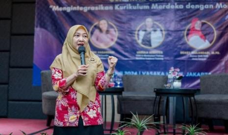 Asesor BAN-PDM Jawa Tengah, Deasy Wulandari, berbicara dalam seminar eksklusif bertajuk Mengintegrasikan Kurikulum Merdeka dengan Montessori di Vasaka Hotel, Jakarta, Sabtu (27/7/2024) lalu. 