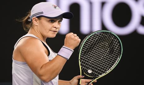  Ash Barty dari Australia merayakan setelah mengalahkan Shelby Rogers dari Amerika Serikat dalam pertandingan putaran keempat mereka di kejuaraan tenis Australia Terbuka di Melbourne, Australia, Senin, 15 Februari 2021.