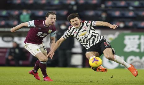  Ashley Barnes dari Burnley, (kiri) menghentikan Harry Maguire dari Manchester United, kanan, selama pertandingan sepak bola Liga Premier Inggris antara Burnley dan Manchester United di Burnley, Inggris, Selasa, 12 Januari 2021. Manchester memenangkan pertandingan 1-0.