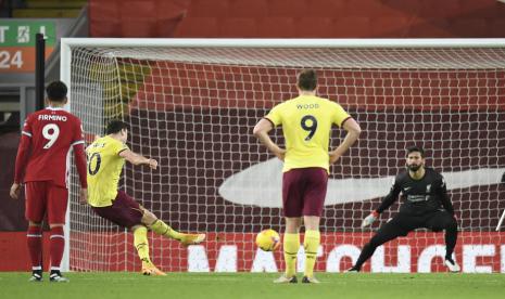 Liverpool Ditumbangkan Burnley: Pemain Burnley Ashley Barnes menjebol gawang Liverpool dari titik putih.