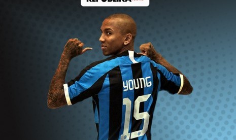 Ashley Young memperkuat Inter Milan.