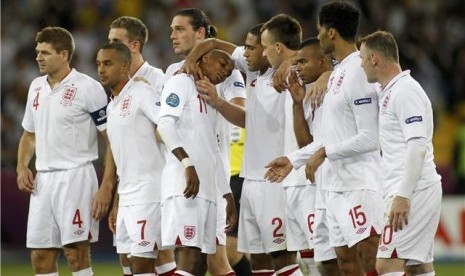 Ashley Young (lima kiri), winger timnas Inggris, disemangati oleh rekannya, Glen Johnson (enam kiri), setelah gagal melakukan eksekusi dalam duel penalti lawan Italia di perempat final Piala Eropa 2012. 