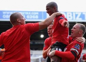 Ashley Young rayakan kemenangan MU