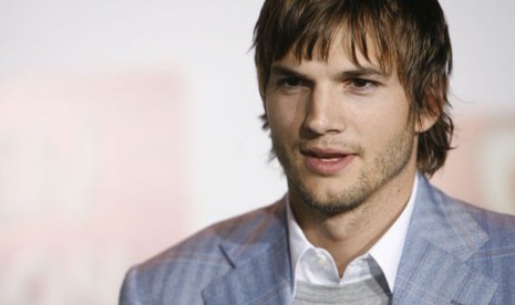 Aktor Ashton Kutcher memilih untuk menjual kembali tiketnya kepada Virgin Galactic.