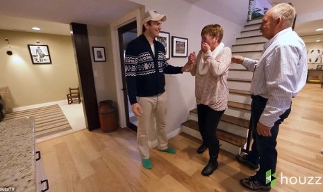 Ashton Kutcher kejutkan sang ibu Diane dengan merenovasi total rumah masa kecilnya di Homestead, Iowa, AS.