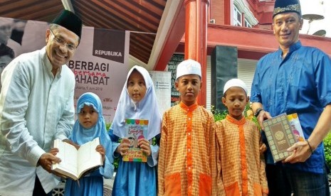  Asia Pulp & Paper (APP) Sinar Mas bekerja sama dengan Republika menyalurkan 1.200 Alquran dengan kualitas terbaik kepada 1.000 anak yatim se-Jabodetabek dalam acara Republika Berbagi Bersama Sahabat, Jakarta, Sabtu (9/6).