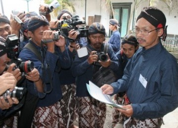 Asih, putra Mbah Maridjan, yang dilantik menggantikan ayahnya