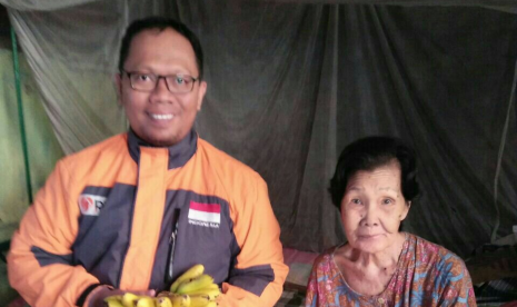 asilitator Desa Berdaya membawa menu makanan untuk mbah Marni.