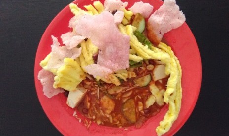 Asinan betawi. Juga dilengkapi dengan kerupuk mi kuning, asinan betawi dapat menjadi alternatif menu yang menyehatkan.