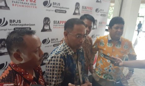 Asisten Daerah Ekonomi, Pembangunan, dan Kesejahteraan Pemprov Sulawesi Selatan, Muhammad Firda (kiri) dan  Direktur Perencanaan Strategis dan Teknologi Informasi BPJAMSOSTEK, Sumarjono saat acara sosialisasi PP 82 Tahun 2019 di Makassar, Kamis (27/2).