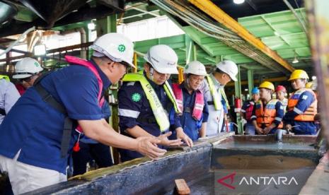 Asisten Deputi Bidang Industri Mineral dan Batu Bara Kementerian BUMN Muhammad Khoerur Roziqin beserta rombongan mengunjungi PT Timah Tbk di Pangkalpinang