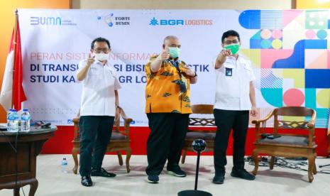 Asisten Deputi Bidang Teknologi dan Informasi Kementerian BUMN Imam Bustomi (kiri), Direktur Utama BGR Logistics M Kuncoro Wibowo (tengah), Direktur Pengembangan Usaha dan Sistem Informasi BGR Logistics Tri Wahyundo Hariyatno (kanan) saat sharing session Forum Teknologi Informasi (Forti BUMN) di Jakarta.