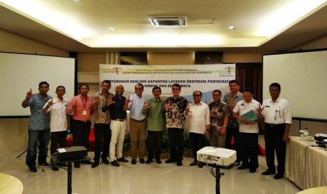 Asisten Deputi Infrastruktur dan Ekosistem pada Deputi Bidang Pengembangan Destinasi Pariwisata Kemenpar Indra Ni Tua (enam dari kanan) bersama Ketua BPPD NTB Fauzan Zakaria Amin (lima dari kanan) di sela-sela acara Focus Group Discussion (FGD) Desain Strategi dan Rencana Aksi (DSRA) Wisata Halal NTB di Hotel Aston, Mataram, Jumat (26/10).